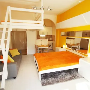 Apartamento Sunny Studio In Party District- Balcony- Ac, Budapest